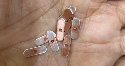 ငွေရောင်အင်းလေးဖြင့် ပြုလုပ်ထားသော တံဆိပ်တုံးများအတွက် ပို့ဆောင်ခြင်း။